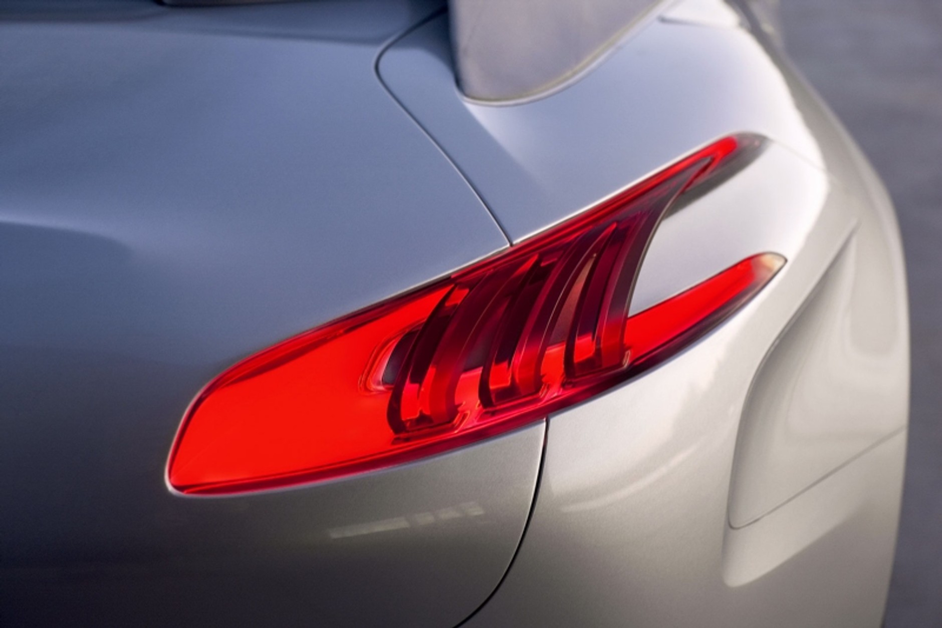 Peugeot SR1 – koniec głupkowatych uśmiechów