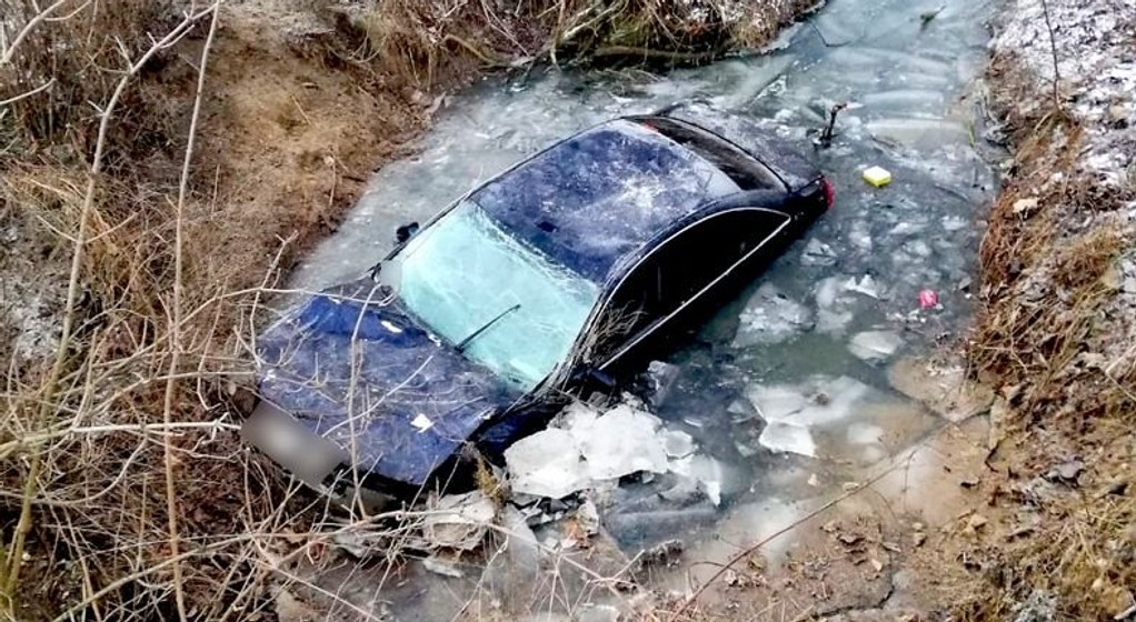 Audi w rowie melioracyjnym