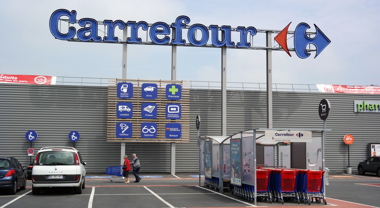 Przy Carrefourach powstanie 170 stacji ładowania. Jest już umowa [LISTA]