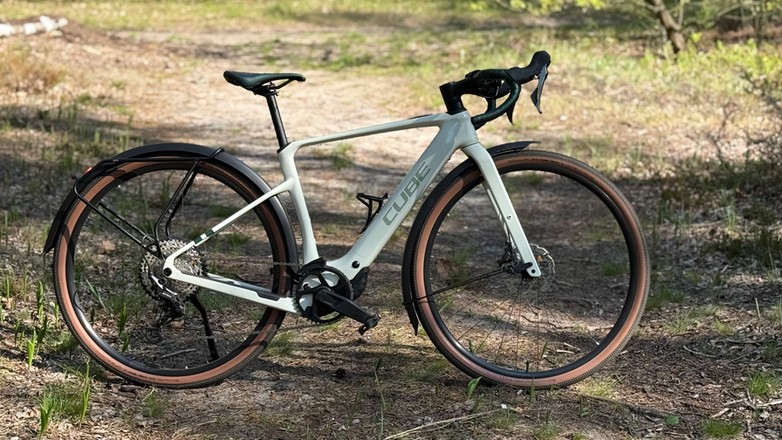 Cube Nuroad Hybrid – elektryczny gravel z błotnikami i bagażnikiem