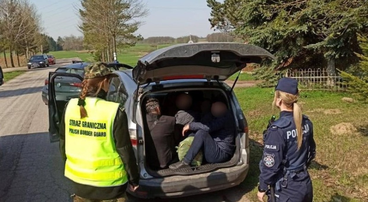 Ukrainiec zaczął uciekać Straży Granicznej na piechotę. Zostawił ludzi w bagażniku