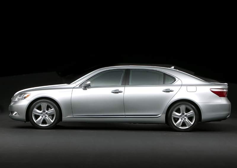 Lexus LS460 w japońskich salonach sprzedaży