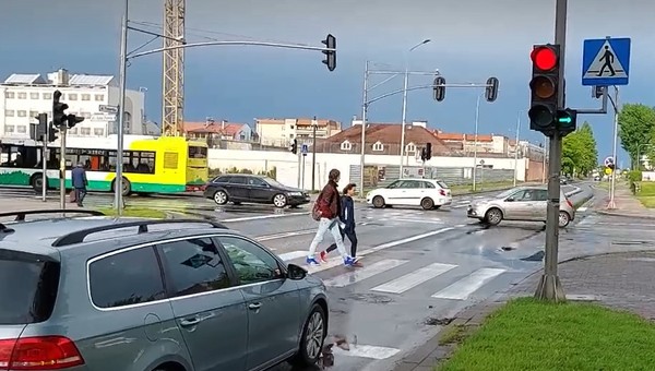 Przepisy o "zielonej strzałce" będą zmienione? Resort nie pozostawia złudzeń
