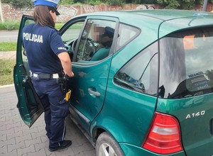 Zatrzymali go, bo jechał bez pasów. Chwilę później znaleźli się w jego mieszkaniu