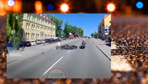 Roztrzaskali się przed drzwiami komendy. Kierujący skuterem miał niezapięty kask  [Nagranie]