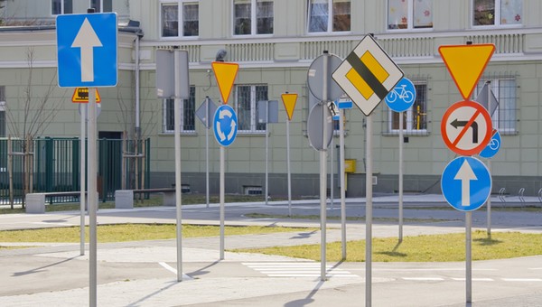 Posłanka PiS interweniuje w sprawie gąszczu znaków na drogach. Ministerstwo nie widzi problemu