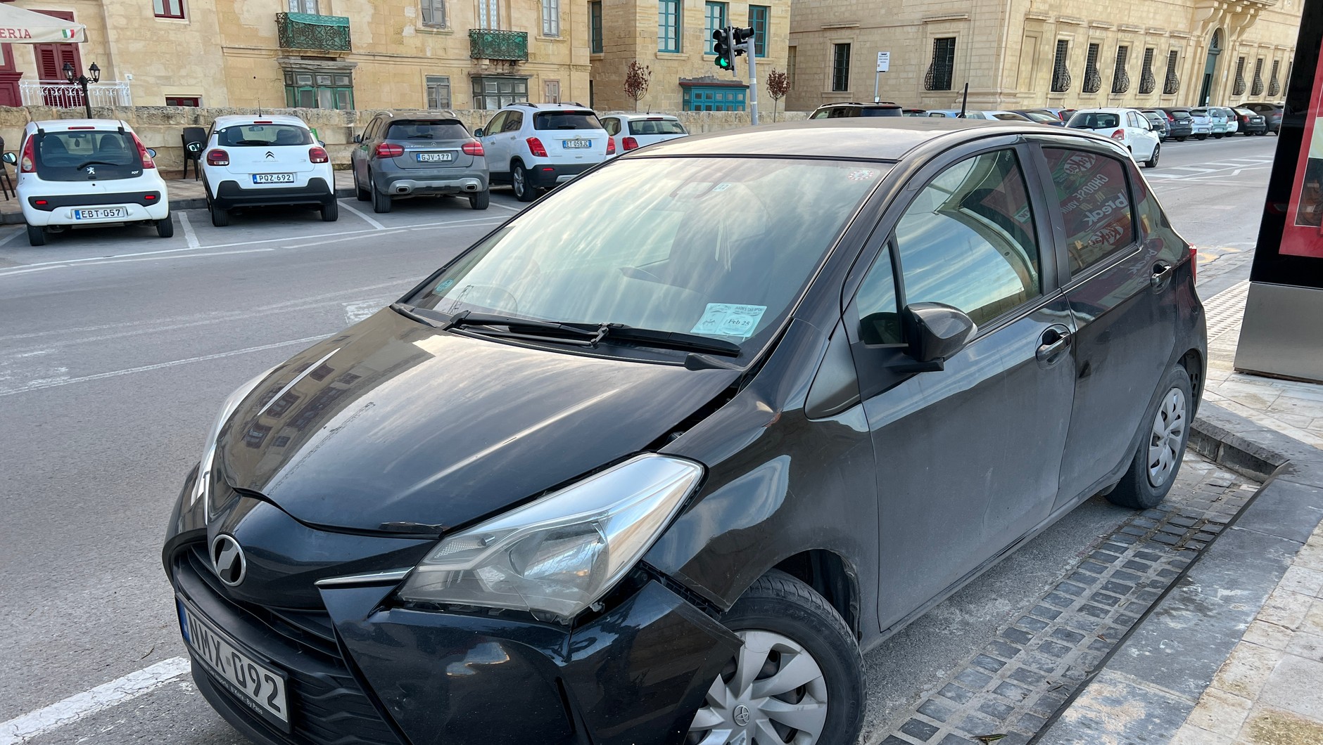 Zarysowane i uszkodzone samochody to na Malcie powszechny obrazek