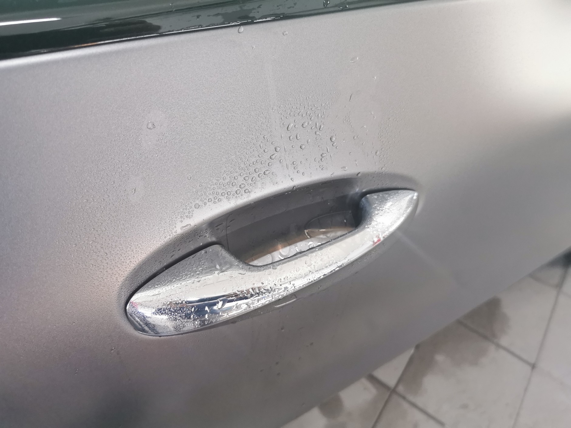 Naklejka z folii bezbarwnej chroniąca powierzchnię lakieru pod klamką