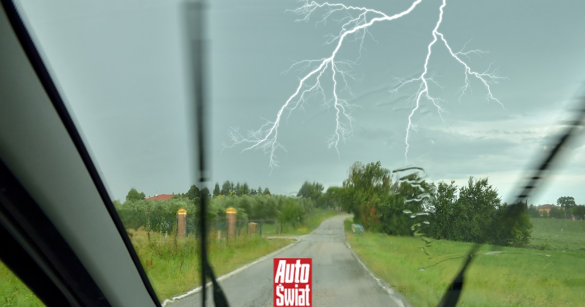Potężne burze już wdarły się do Polski. Odkręć antenę z samochodu, zanim będzie za późno
