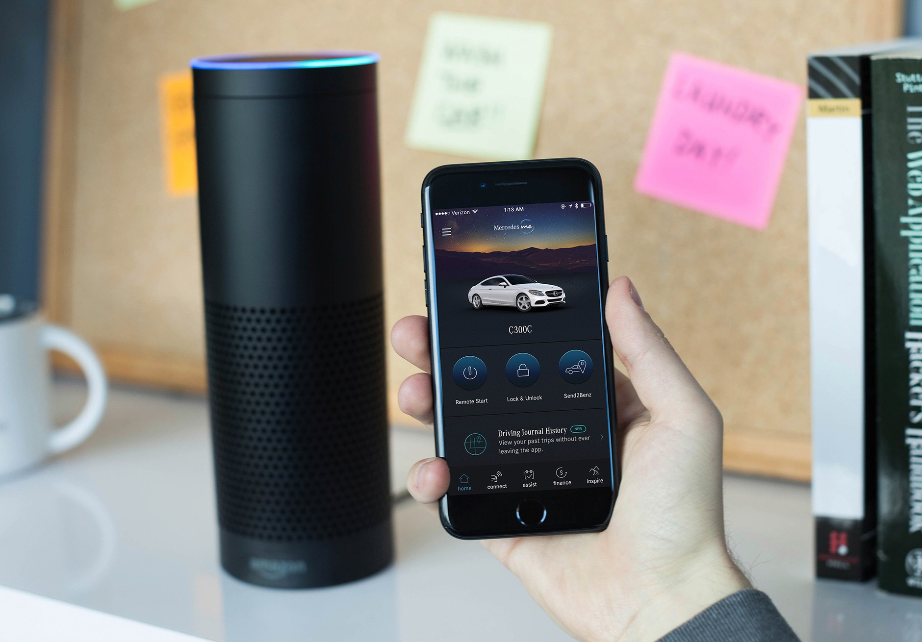 Mercedes Klasy A połączy się z prostą domową automatyką. Na początek pojawi się Amazon Alexa oraz Google Home. Oba w języku angielskim. Na starcie tylko kilka rynków na świecie. Mercedes Klasy A