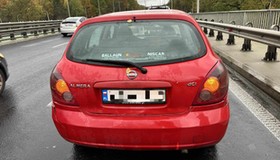 Samochód uszkodzony po kolizji. Na pierwszy rzut oka niemal brak uszkodzeń