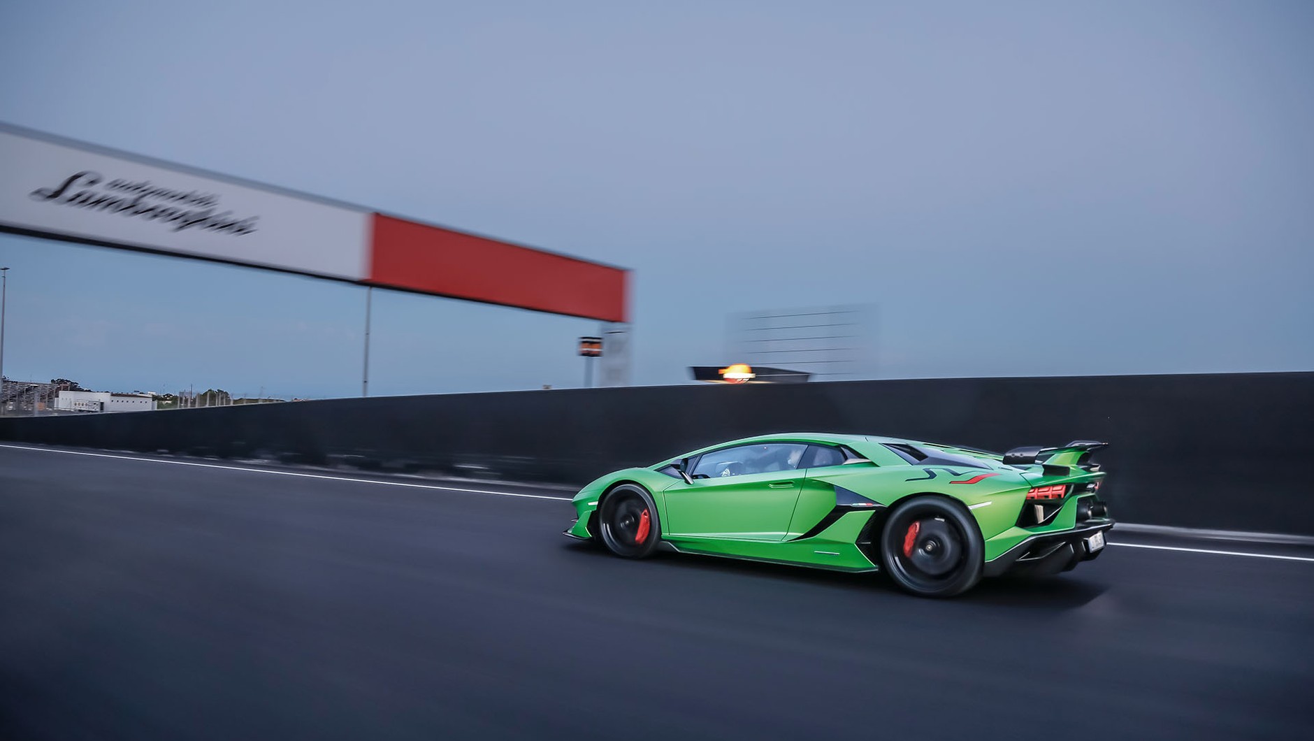Do „setki” przyspiesza w 2,8 s i rozpędza się do maksymalnych 350 km/h.