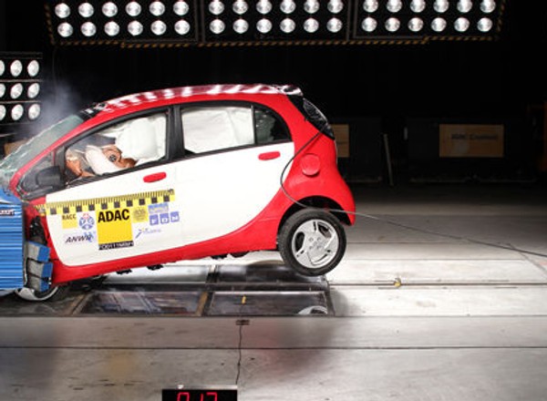 Czy Mitsubishi i-MiEV porazi Cię prądem podczas wypadku?