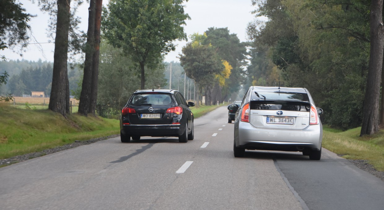 Czy można przekraczać prędkość podczas wyprzedzania? Prawo jest tu jasne jak słońce