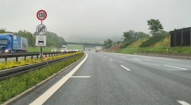 Ograniczenie prędkości "bei Nässe". Kiedy trzeba zwolnić?