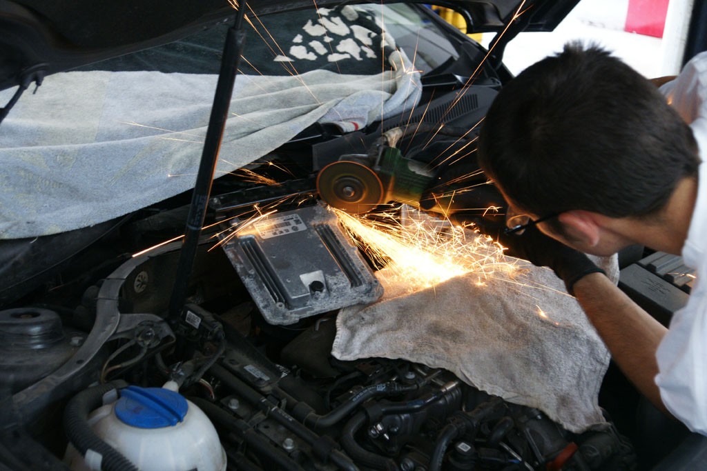 Jak dobrać się do zabezpieczonego sterownika silnika?