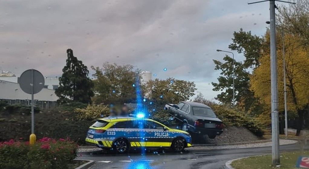 BMW serii 5 "zaparkowane" na Rondzie Gedii w Nowej Soli