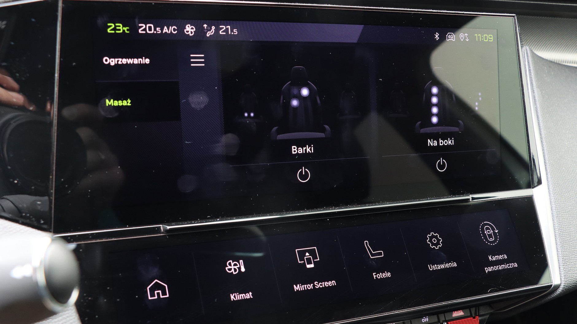 Dotykowy ekran systemu multimedialnego ma przekątną 10 cali, a pod nim dotykowy panel z programowalnymi wirtualnymi przyciskami i-Toggles, dzięki którym mamy szybki dostęp do ulubionych funkcji