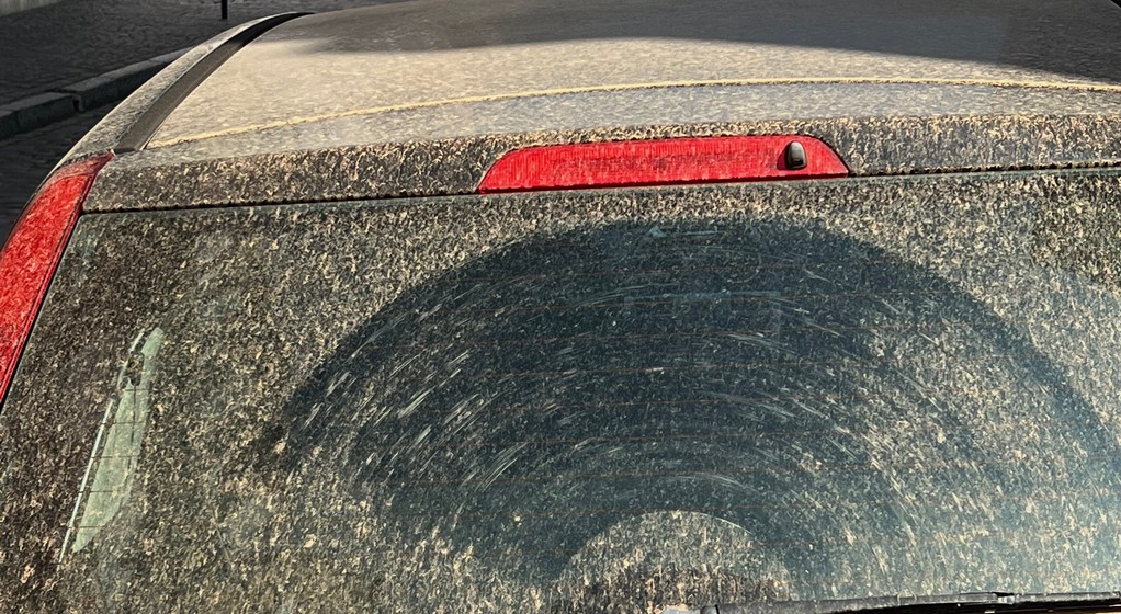 Samochód pokryty pyłem znad Sahary