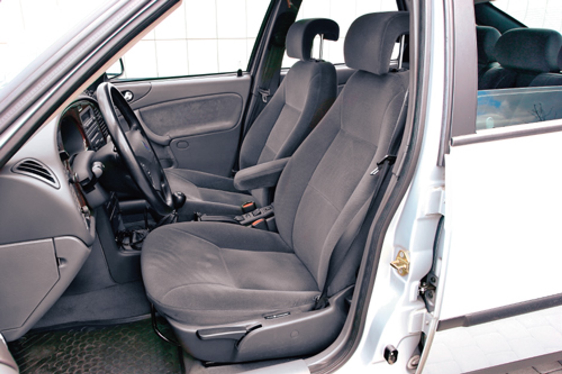 Saab 9-3 - Szwed z obcym paszportem