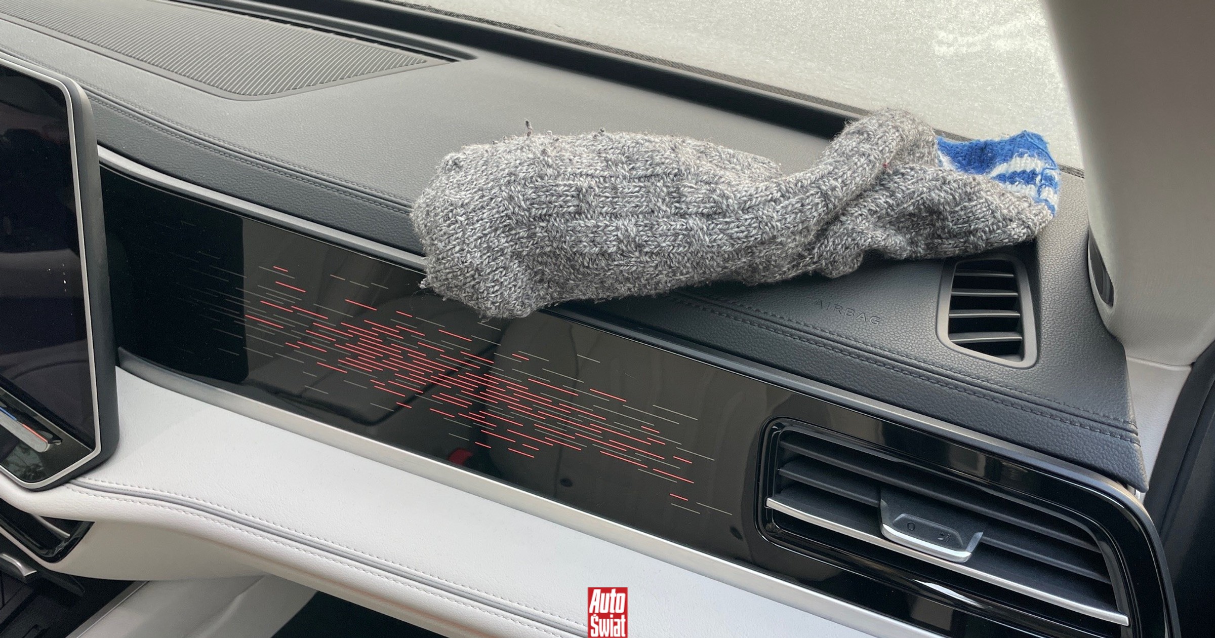 Skarpetki znalazły nietypowe zastosowanie. W zimie mogą przydać się w samochodzie