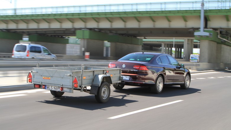 Jaką przyczepę wolno podpiąć do auta i na co pozwala prawo jazdy kat. B? W sieci jest dużo fałszywych informacji.
