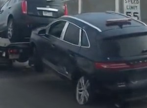 Holował samochód na „gołej” feldze – nagranie