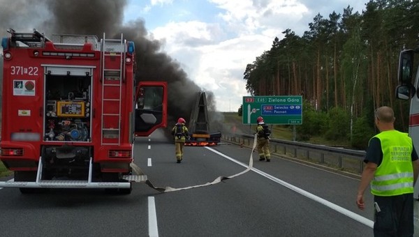 TIR zapalił się na środku drogi. Nietypowa interwencja ITD