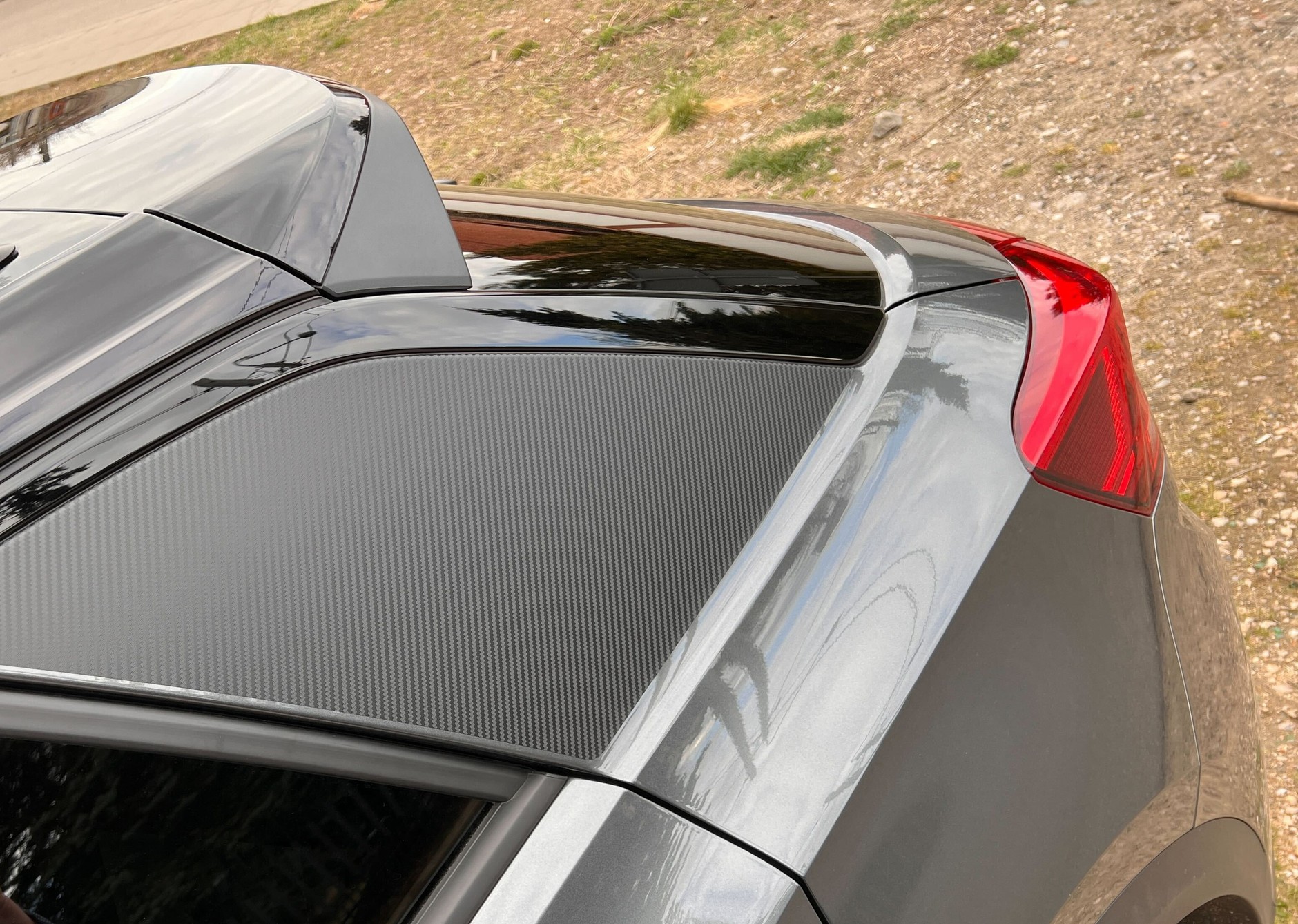 Tylny słupek Volkswagena T-Roc może mieć karbonową fakturę.