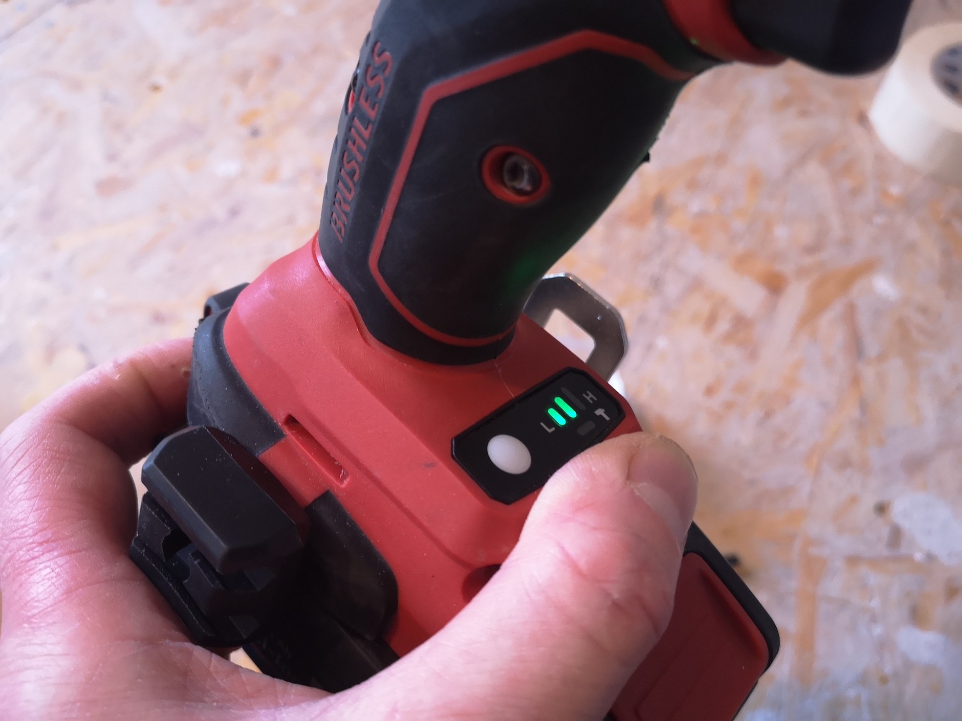 Elektroniczna regulacja charakterystyki pracy zakrętarki – opcja dostępna w droższych modelach o dużej mocy