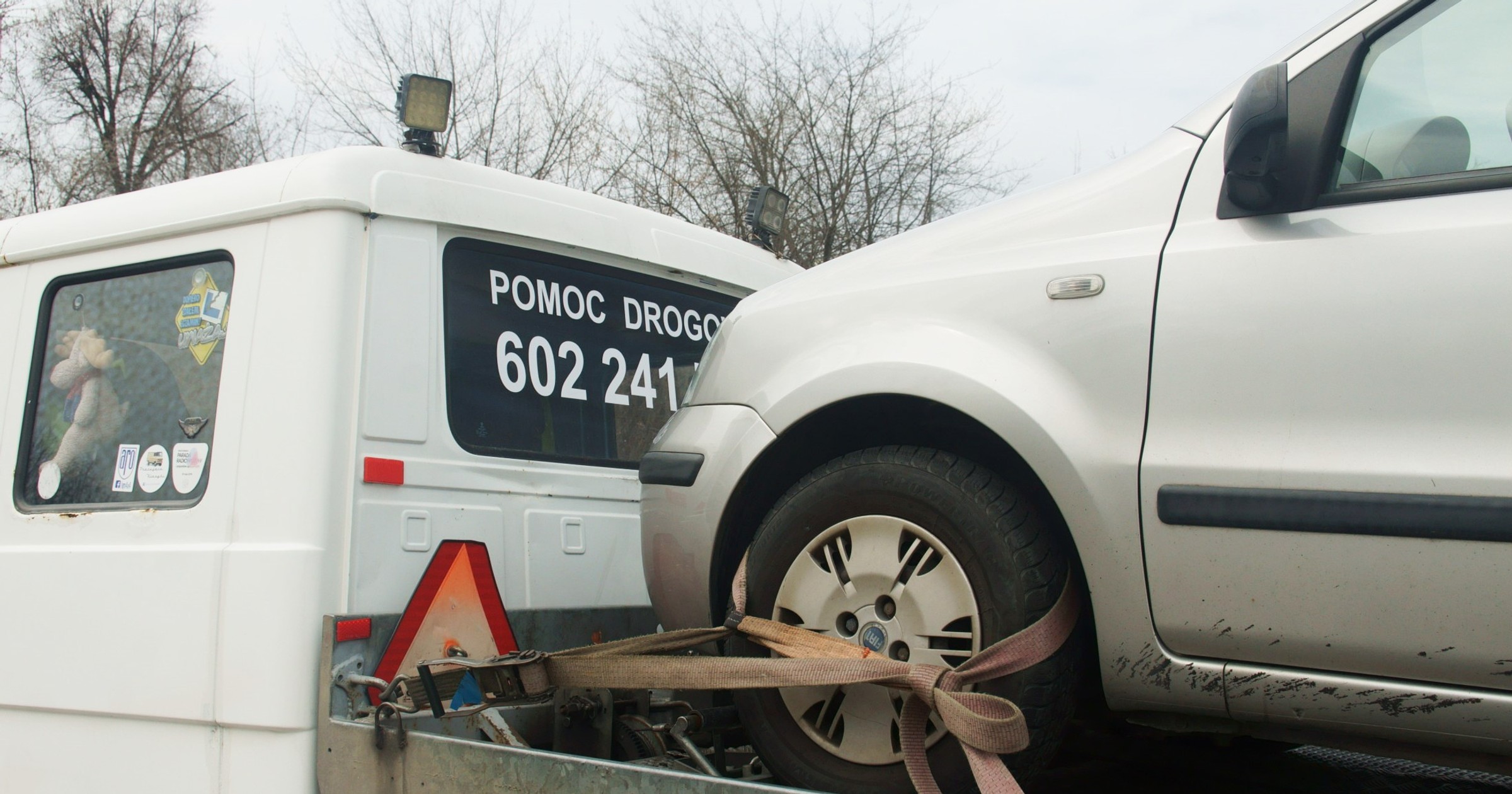 Pomoc drogowa, holowanie pojazdów, laweta, zepsuty samochód, auto na lawecie