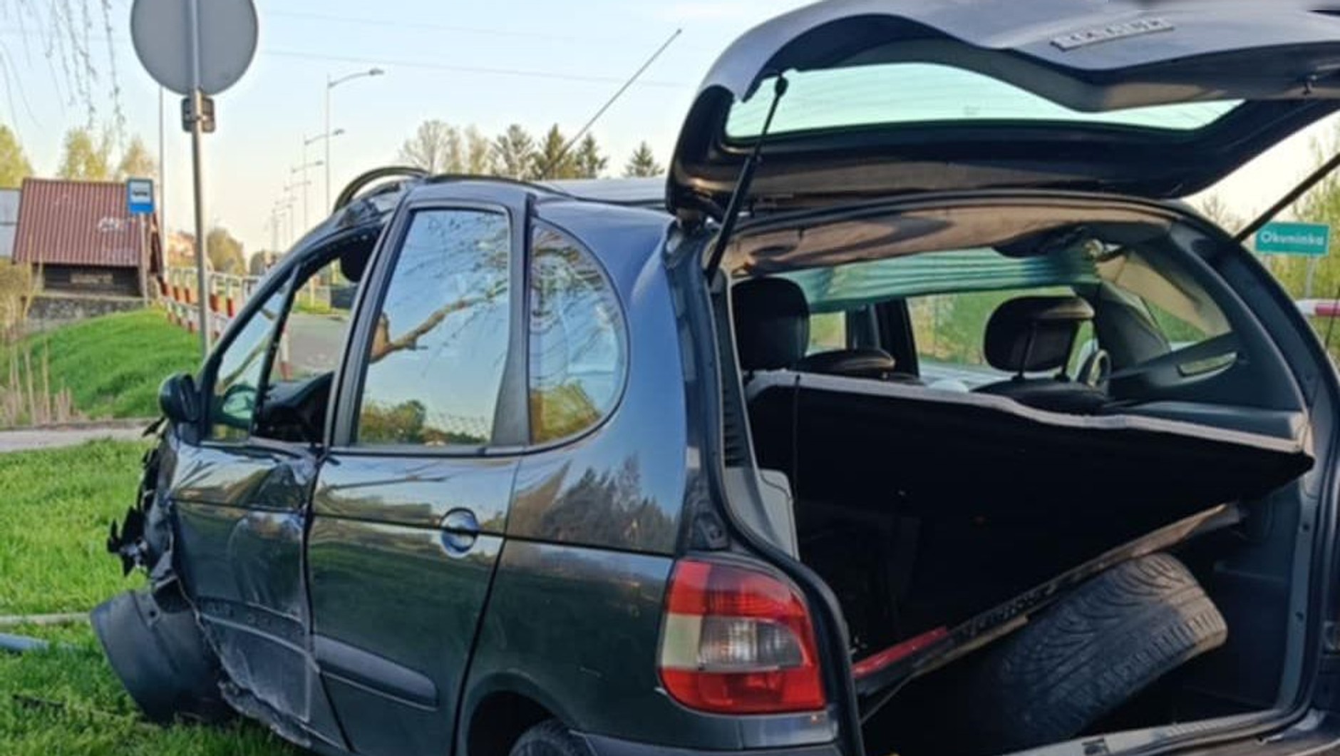 „Przeleciał” przez ścieżkę rowerową i dachował. Finał jazdy 61-latka z 2 promilami