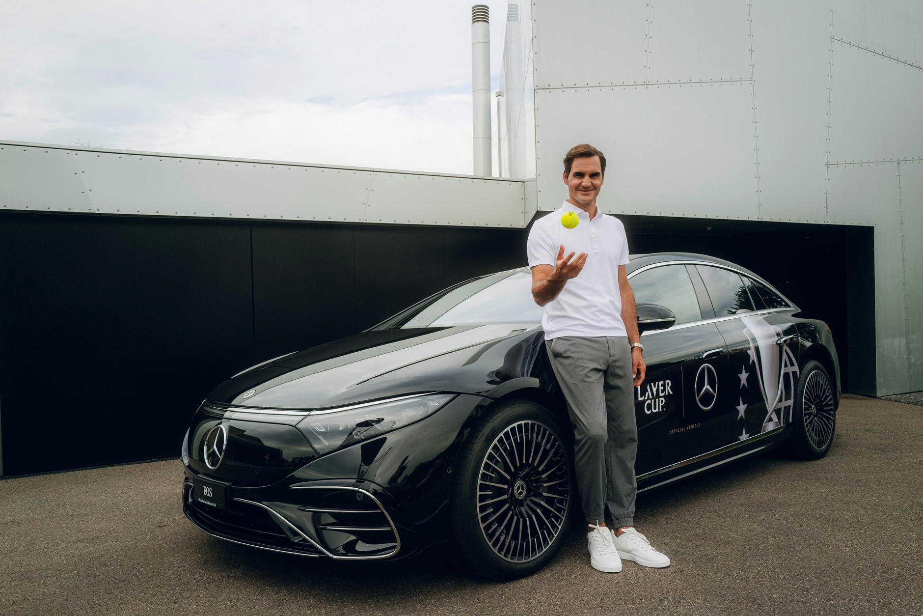 Mercedes EQS i Roger Federer