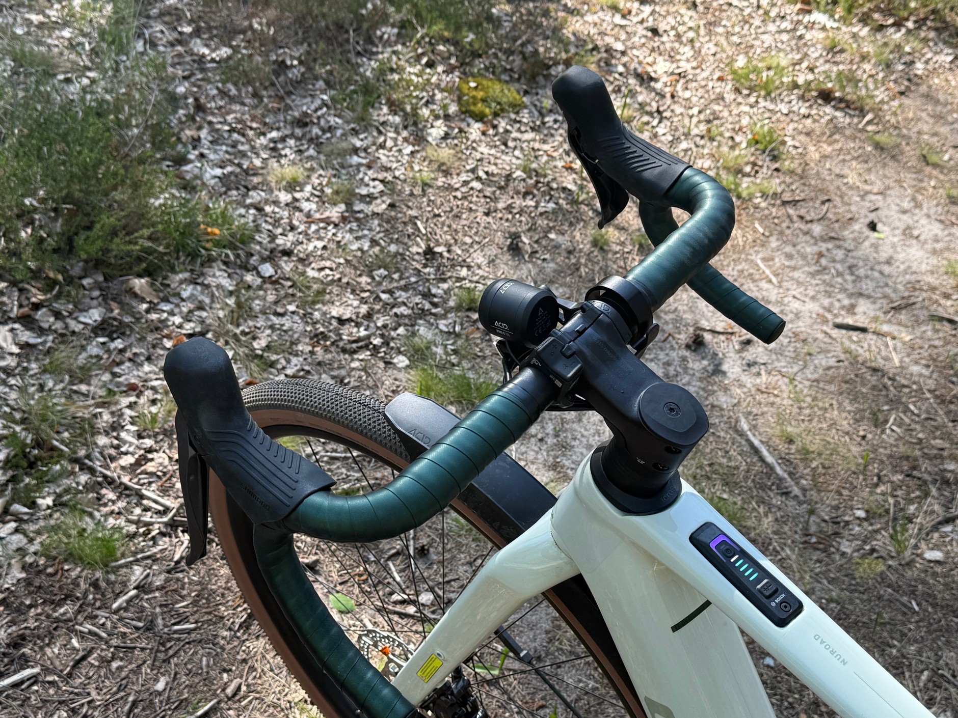 Kierownica typu baranek wymusza nieco bardziej pochyloną pozycję niż prosta kierownica w rowerze miejskim. Nie jest to jednak typowa pozycja szosowa