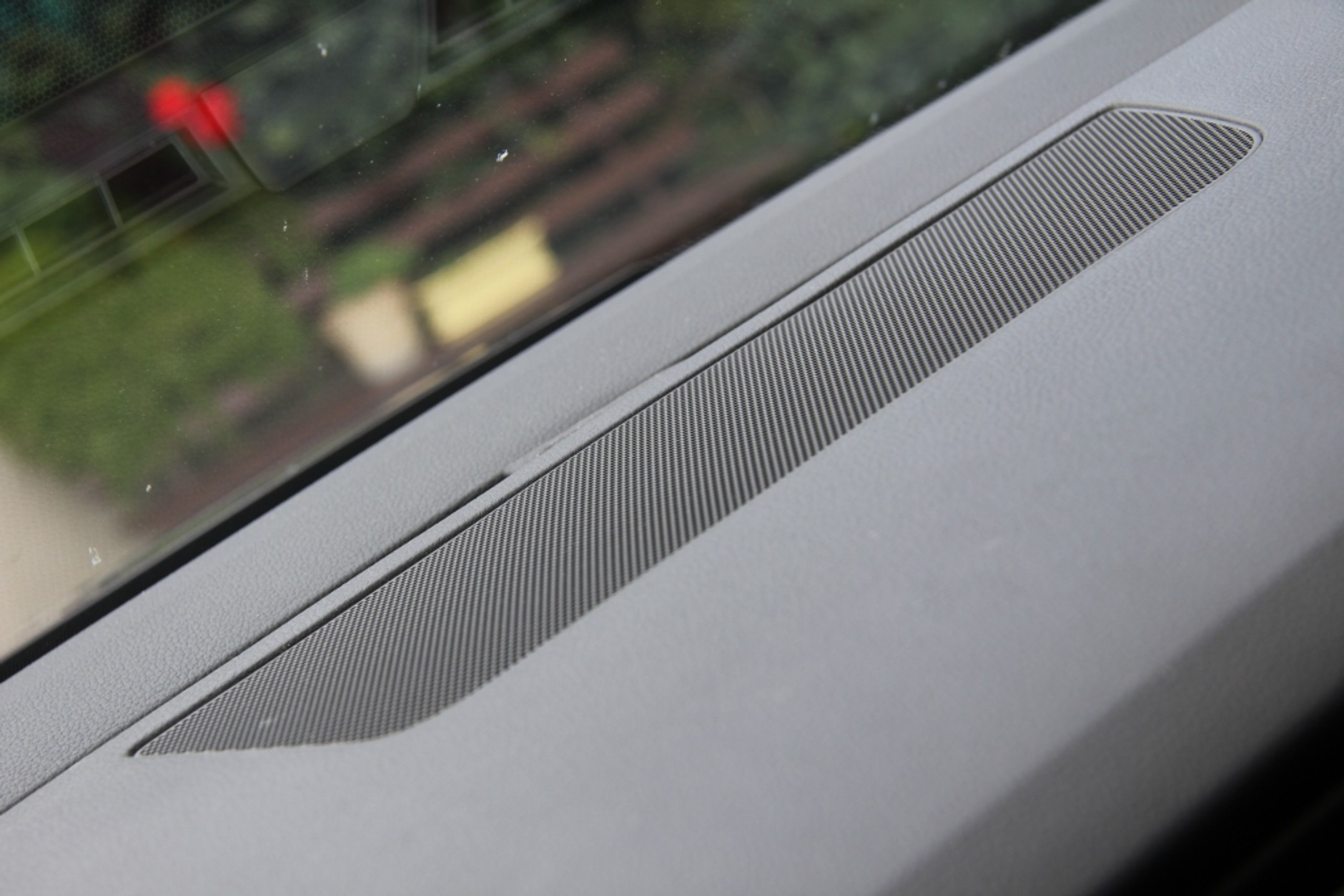 Głośnik centralny na podszybiu Skody Octavia. Pod maskownicą zmieszczono mały model 90 mm.