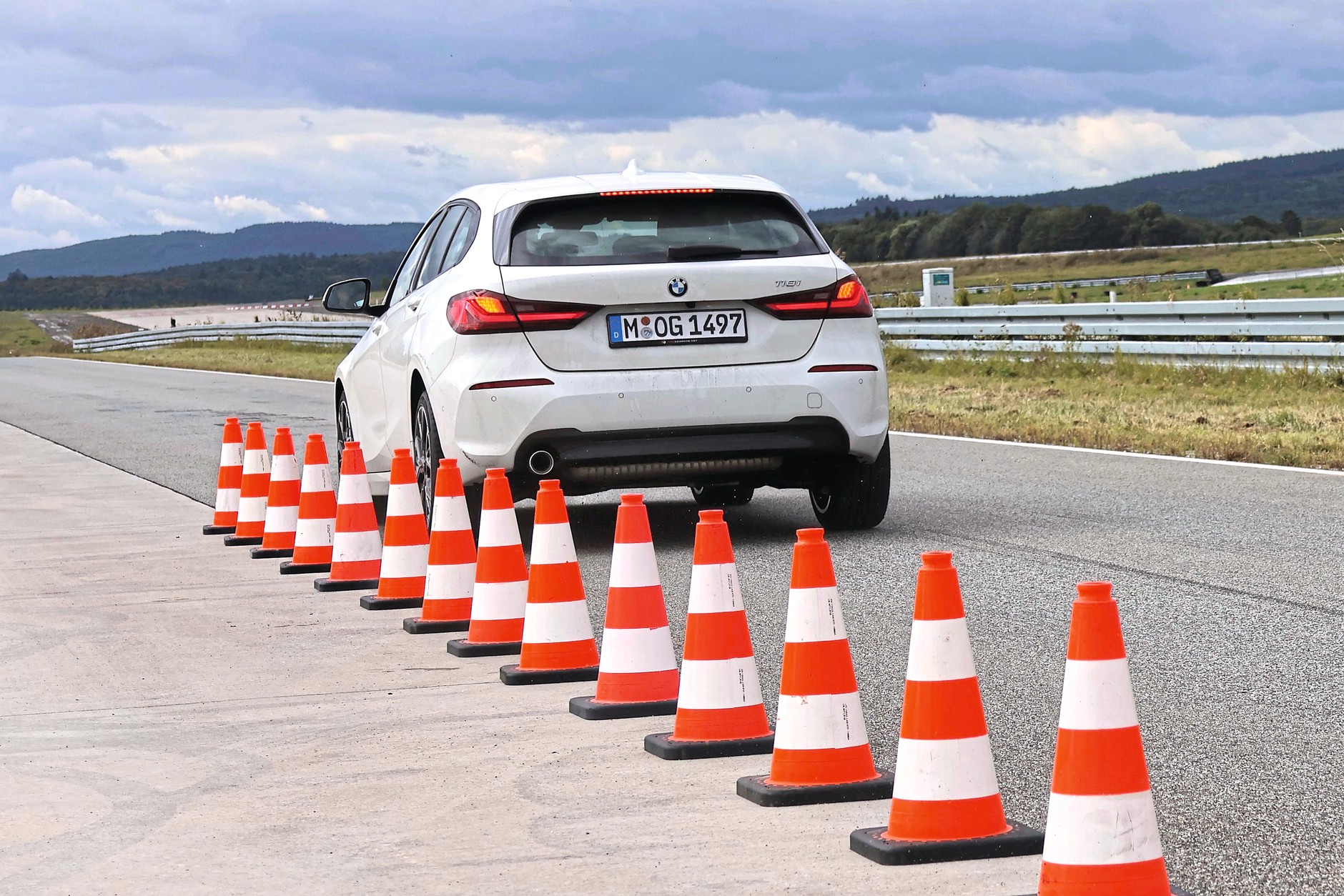 Test opon letnich 2025: hamowanie na suchej nawierzchni to test, z którym nie wszyscy kandydaci sobie poradzili