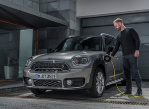 Zabawy z prądem: MINI hybrydowe i elektryczne