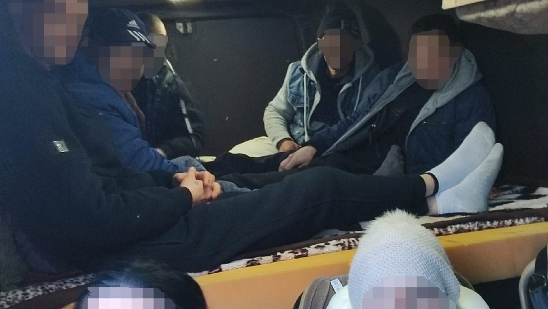Kierowca Mercedesa jechał za szybko i wiózł zbyt dużo osób