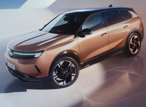 Nowy Opel Grandland przejedzie do 700 km na jednym ładowaniu. Będą też wersje spalinowe