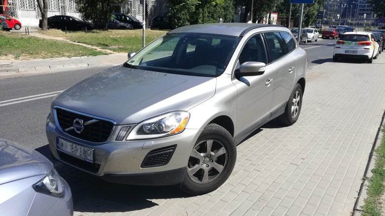 Skąd wiadomo, czy dane auto ma prawo wjeżdżać na chodnik? Należy sprawdzić, w dowodzie rejestracyjnym, jaką ma dmc (dopuszczalną masę całkowitą). Wieke dużych i średniej wielkości SUV–ów nie ma prawa wjazdu na chodnik, co zależy m.in. od wersji silnikowej – różne wersje mają różną dmc.