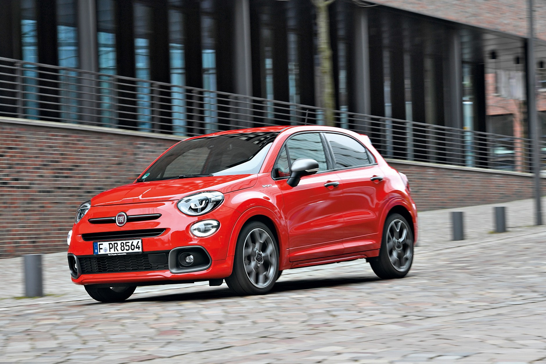 Projektanci ściśle trzymali się języka wzornictwa modelu 500. Udane proporcje i duża indywidualność. Fiata 500X kupuje się z przekonaniem