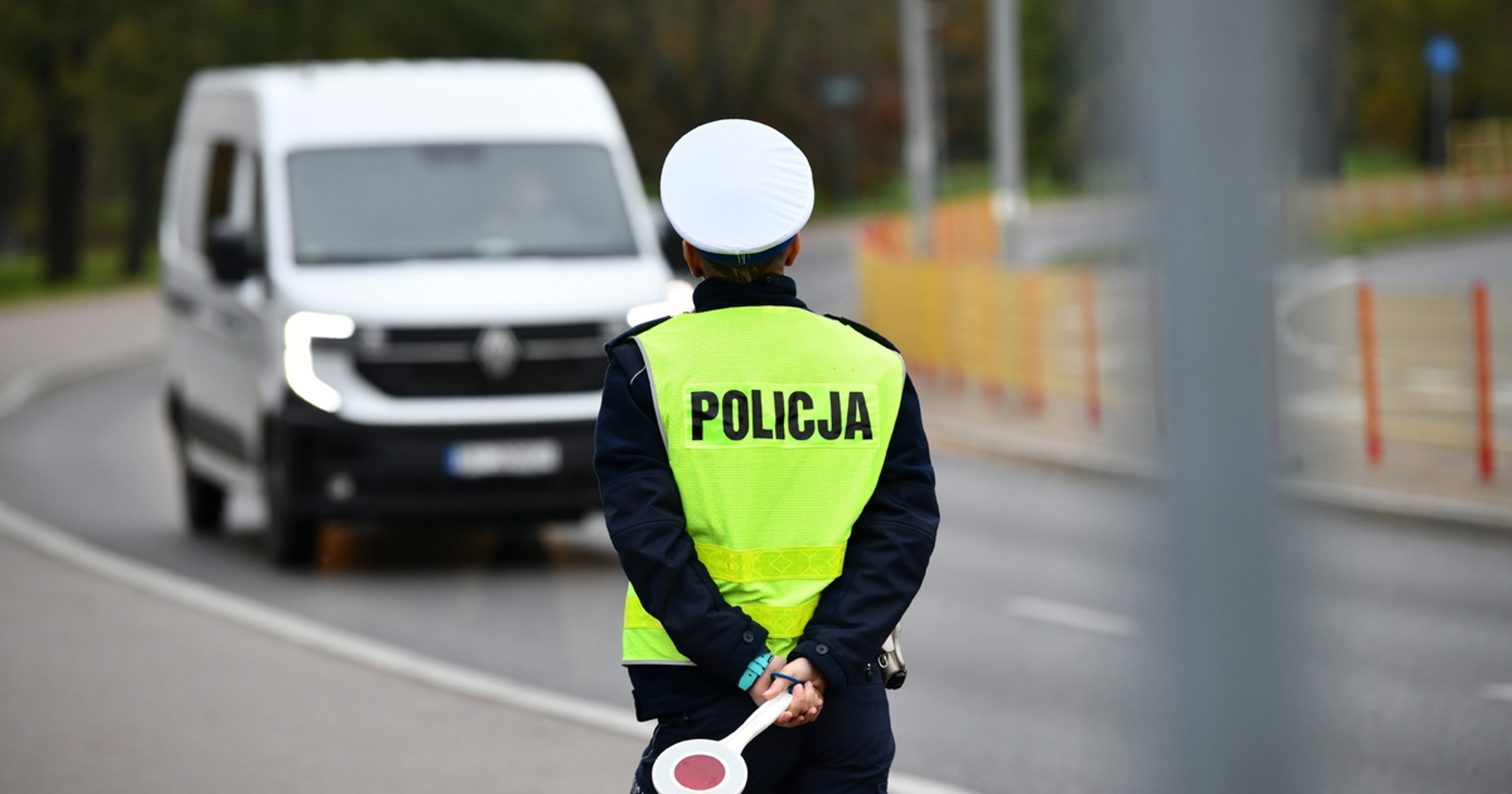 Policjant typujący samochody do kontroli drogowej