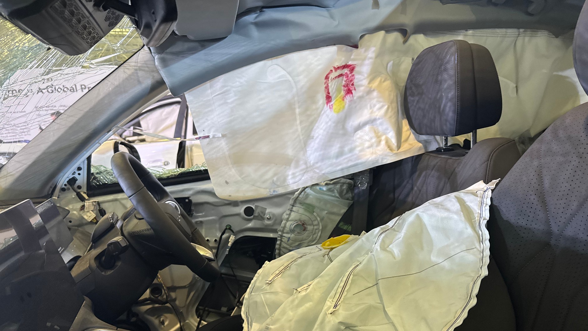 Wnętrze rozbitego Chery Tiggo 8 po uderzeniu bocznym według warunków testów zderzeniowych LATIN NCAP