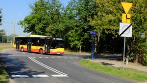 Jak używać kierunkowskazów na rondach i drogach z pierwszeństwem łamanym?