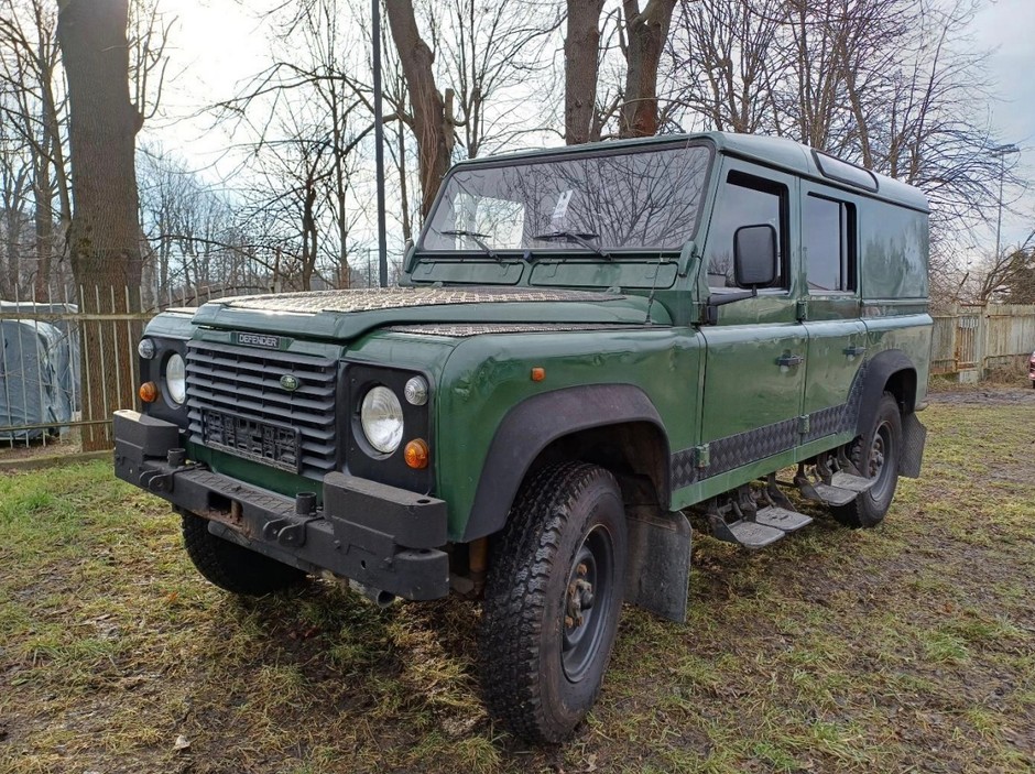 To jedno z najciekawszych aut, które pojawiło się ostatnio na aukcjach aut ze służb. Land Rover Defender 110 w wersji dla specjalnych oddziałów policji.