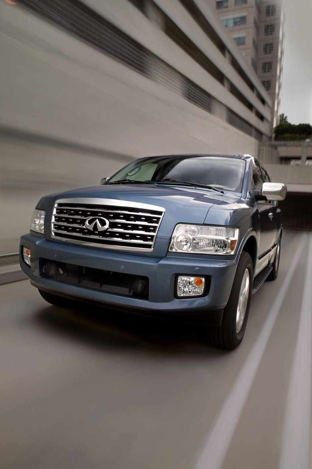 Odmłodzone Infiniti QX56