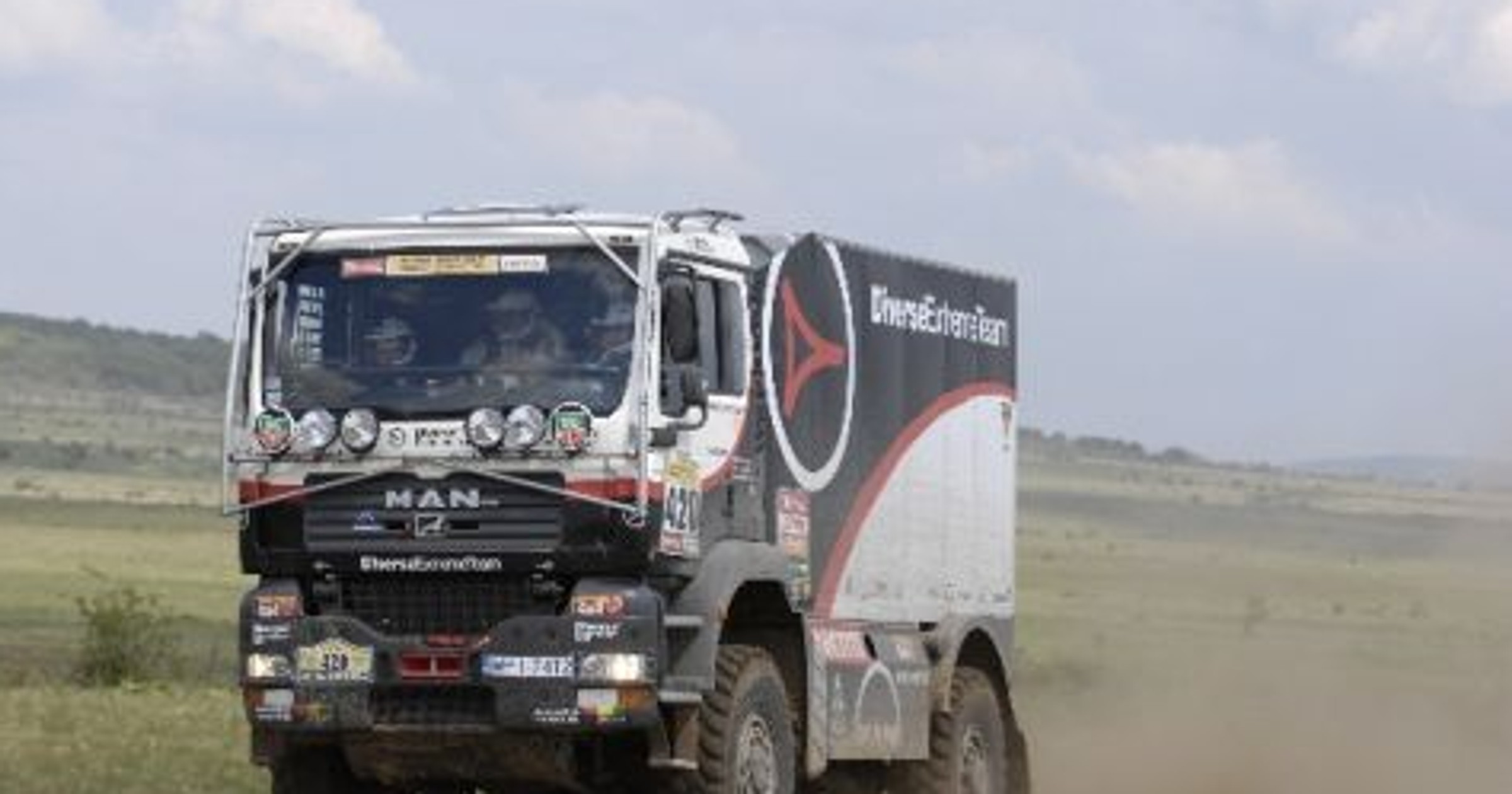 Central Europe Rally - Załoga ciężarówki Diverse Extreme Team w komplecie na mecie