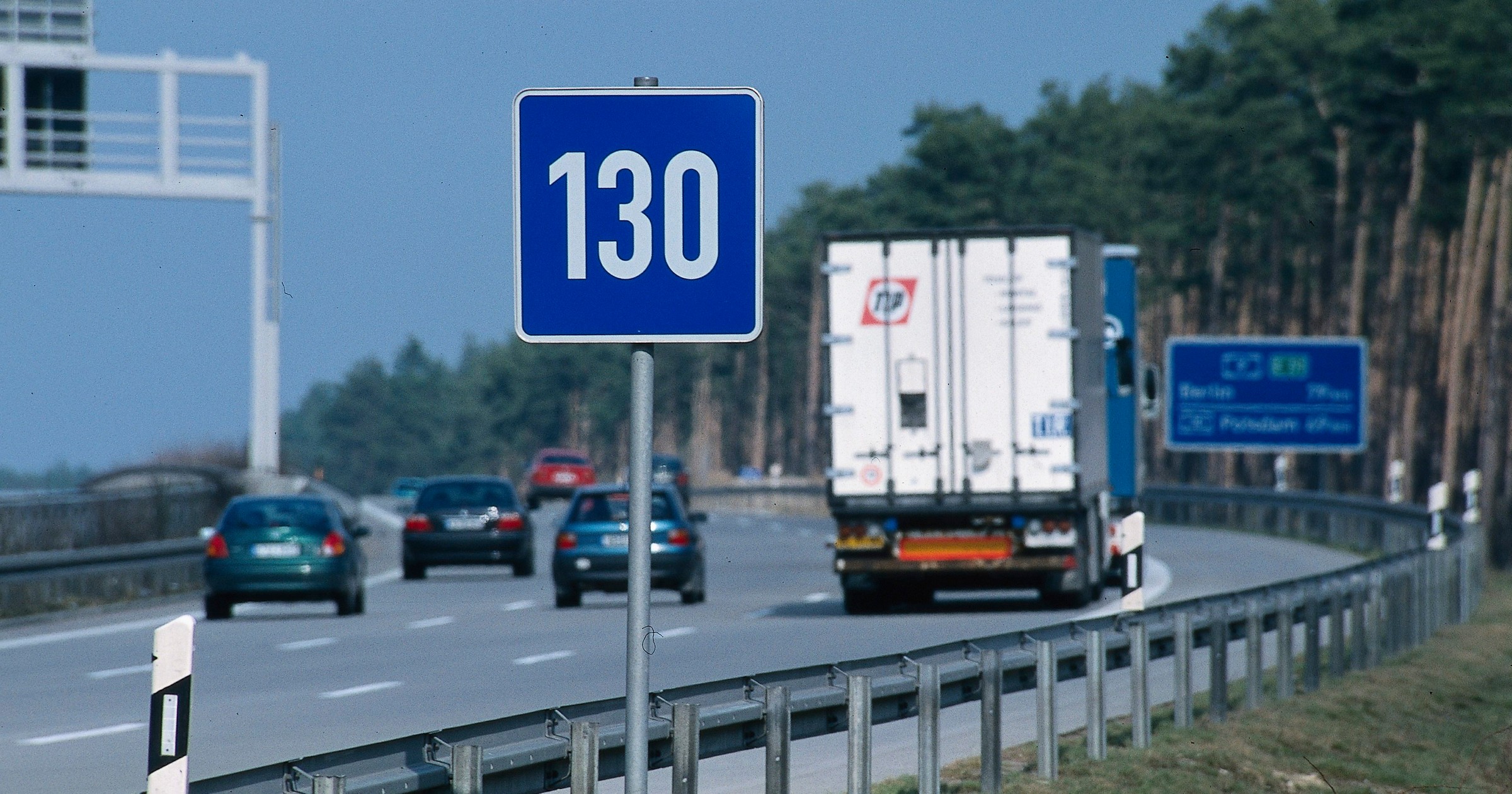 Niemcy to jedyny kraj w Europie, w którym nie ma generalnego ograniczenia prędkości na autostradach. Na wielu odcinkach obowiązuje tylko ”prędkość zalecana” wynosząca 130 km/h. Minister transportu broni tego rozwiązania. 