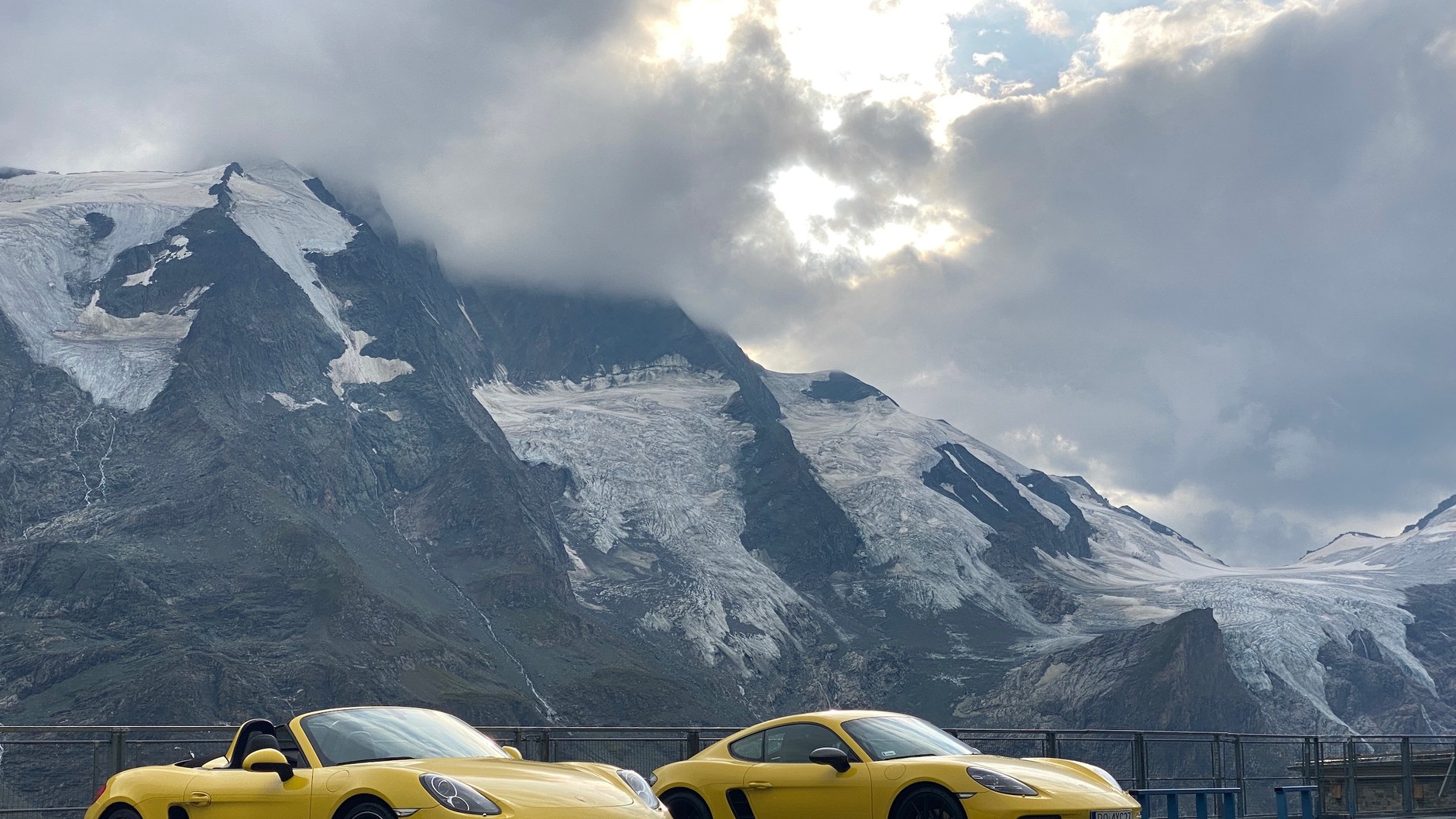 Porsche 718 Cayman T (982c, 2022 r.) – podróż w Alpy