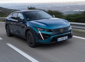 Jeździłem nowym Peugeotem 408. Nie jest tak drapieżny, na jakiego wygląda, ale...